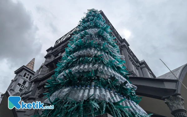 Thumbnail Berita - Pohon Natal Berbahan Botol Plastik di Palembang Gaungkan Pesan Kebersamaan dan Peduli Lingkungan