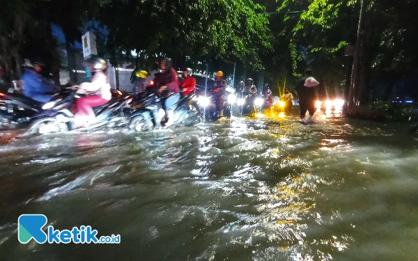 Thumbnail Berita - [Berita Foto] Banjir dan Macet Warnai Malam Natal di Surabaya