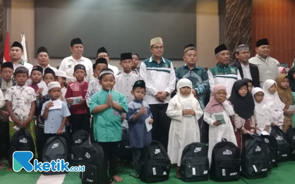 Foto Jajaran pengurus Dewan Syuro dan Dewan Tanfidz DPC PKB Sidoarjo bersama anak-anak yatim saat peringatan Haul Ke-15 Gus Dur. (Foto: DPC PKB Sidoarjo for Ketik.co.id)