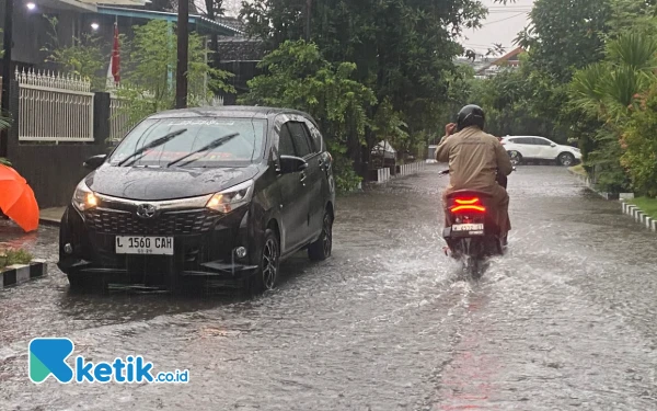 Thumbnail Berita - Surabaya Dikepung Banjir, Eri Cahyadi: Sepurane Sing Akeh