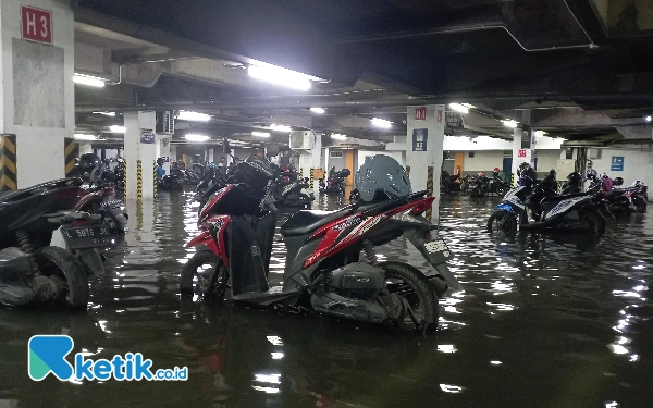 Foto Banjir di area parkir bawah tanah salah satu perkantoran di Jl. Ahmad Yani, Surabaya, 24 Desember 2024. (Foto: Shinta Miranda/Ketik.co.id)