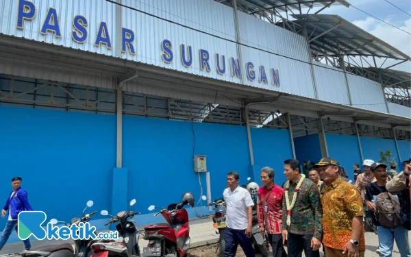 Foto Plt Bupati Sidoarjo bersama Kepala Desa Penambangan Helmy Firmansyah dan pejabat lainnya meninjau Pasar Surungan. (Foto: Dinas Kominfo Sidoarjo)