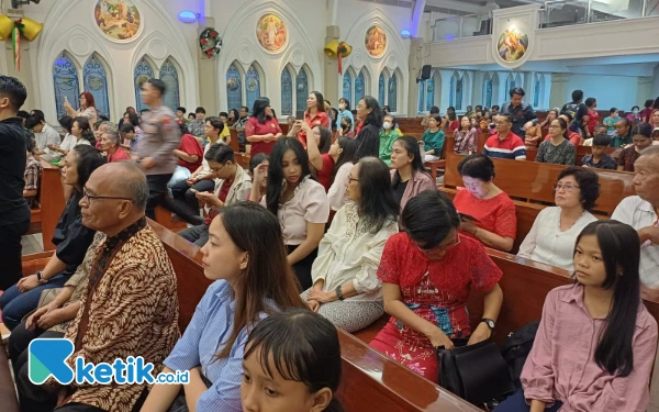 Foto Jemaat Gereja katolik St. Vincentius A Paulo  yang ada di Jalan Widodaren, Sawahan, Surabaya, Selasa, 24 Desember 2024. (Foto: Khaesar/Ketik.co.id)