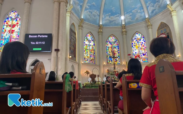 Thumbnail Ibadah pagi yang didominasi oleh anak-anak untuk merayakan Hari Natal. (Foto: Shinta Miranda/Ketik.co.id)