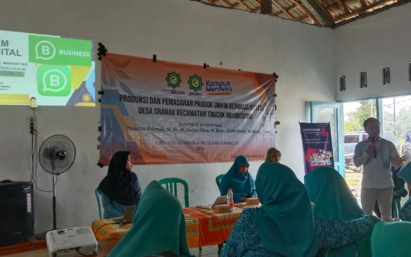 Foto Kelompok Pengabdian Masyarakat dari kampus Universitas Nahdlatul Ulama Sunan Giri (Unugiri) Bojonegoro saat pembukaan pelatihan produksi dan pemasaran produk UMKM berbasis Digital (25 Desember 2025) (Foto Roihatur Rohmah For Ketik.co.id)