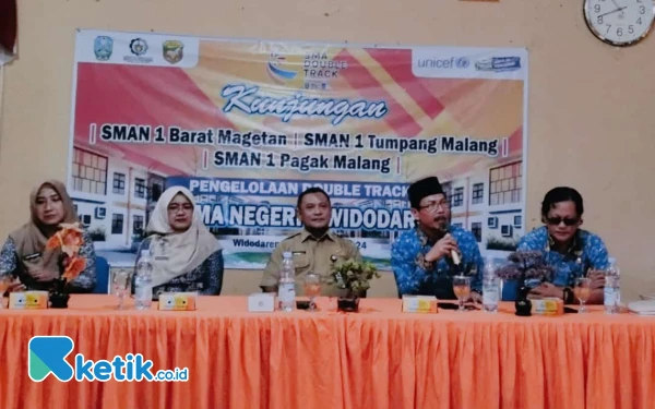 Foto Kepala sekolah SMAN 1 Barat, Drs. Sudjianto, M.M (dua dari kanan) ketika melakukan kunjungan di SMAN 1 Widodaren Ngawi ((Foto: dok. Sudjianto for Ketik.co.id)