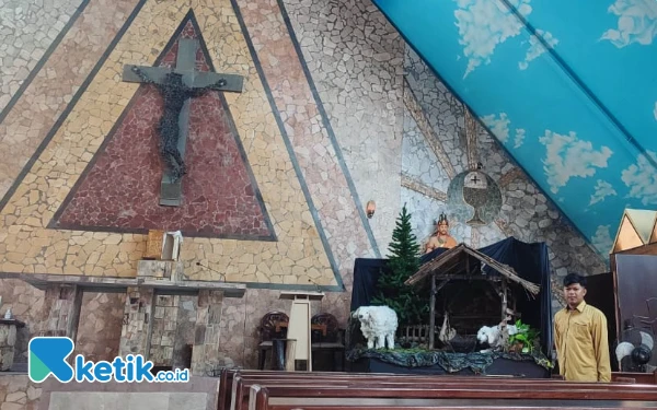 Foto Interior Gereja Kapal Pacitan, seorang tamu tampak melihati sejumlah ornamen yang sangat mengagumkan. (Foto: Al Ahmadi/Ketik.co.id)