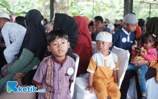 Foto Anak-anak tengah mengantre untuk dipanggil mengikuti khitan gratis di Tempat Pembuangan Akhir Karya Jaya, Kota Palembang, Kamis 26 Desember 2024. (Foto: Wisnu Akbar Prabowo/Ketik.co.id)