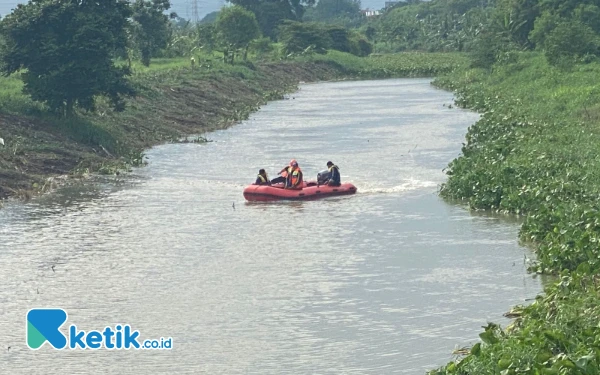 Thumbnail Berita - Pencarian Balita Hanyut di Surabaya Terhalang Eceng Gondok