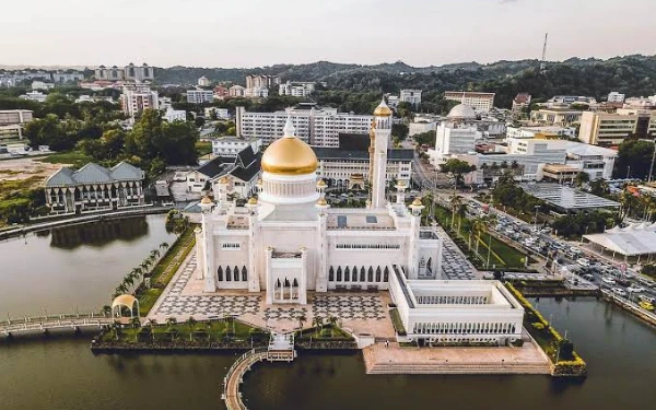 Foto Masjid Sultan Omar Ali Saifuddin di Bandar Seri Begawan, Brunei Darussalam. (Foto: Brunei Tourism)