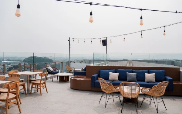 Foto Suasana kafe di rooftop Hotel Ascent Hotel & Cafe Kota Malang. (Foto: Hotel Ascent Hotel & Cafe)