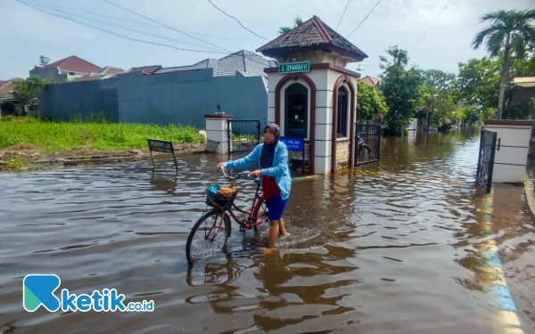 Foto Salah satu blok di Perumahan Pondok Tjandra yang banjir akibat luapan sungai dan rob pada Kamis (26 Desember 2024). (Foto: Dimas Maulana/Ketik.co.id)