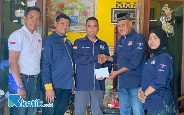 Foto Ketua DPC Asmipa Sidoarjo Upud Sutiyono (dua dari kanan) menyampaikan santunan saat bertakziah ke rumah Eko Kusnadi, pengurus Asmipa Sidoarjo yang orang tuanya meninggal. (Foto: Asmipa Sidoarjo for Ketik.co.id)