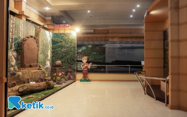 Foto Lorong utama pada Museum Sriwijaya menyajikan kisah tentang Kerajaan Sriwijaya berdasarkan kronologis cerita, dari awal hingga akhir. (Foto: Wisnu Akbar Prabowo/Ketik.co.id)