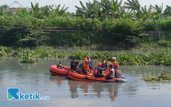 Thumbnail Berita - Balita Hanyut Terperosok Selokan Ditemukan Usai 4 Hari Pencarian, Langsung Dibawa ke Pasuruan