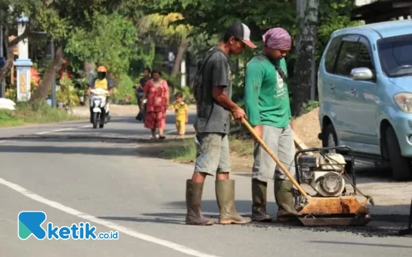 Thumbnail Berita - Tahun Baru 2025: DPUPR Pacitan Sapu Lubang Jalanan di Jalur Wisata