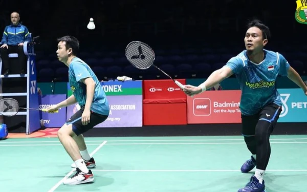 Foto Ganda putra Indonesia Hendra Setiawan/Mohammad Ahsan saat tampil di Mlaysia Open 2024. (Foto: PBSI)