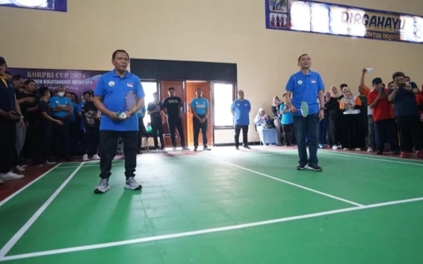 Foto Ketua Korpri Kabupaten Malang Nurman Ramdansyah dan Dirut Perumda Tirta Kanjuruhan Syamsul Hadi mengikuti Turnamen Bulutangkis Korpri Cup. (Foto: Prokopim Kabupaten Malang)