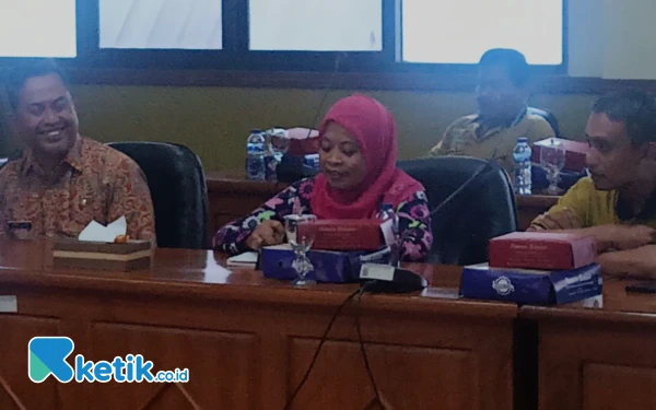 Foto Sekretaris Disdikbud Sidoarjo Ronny Julianto (kiri) bersama para pejabat dinas pendidikan. (Foto: Fathur Roziq/Ketik.co.id)