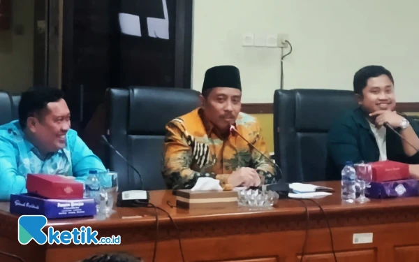 Foto Ketua Komisi D DPRD Sidoarjo Dhamroni Chudlori diapit Bangun Winarso (kiri) dan Zahlul Yussar memimpin hearing tentang anak tidak sekolah (ATS) dengan Disdikbud Sidoarjo. (Foto: Fathur Roziq/Ketik.co.id)