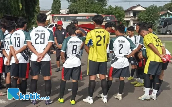 Foto Suasana saat para pemain Persiga Trenggalek mendengrkan arahan pelatih Mursyid Effendi sebelum bertanding melawan Nganjuk Ladang di Stadion Anjuk Ladang Nganjuk (foto:dok. Official Persiga)