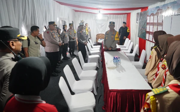 Foto Dalam kunjungannya ke sejumlah Pos Pam Operasi Lilin Progo 2024 Kapolda DIY 
terlihat berdialog langsung dengan personel yang ada untuk memberikan arahan serta motivasi. (Foto: Bidhumas Polda DIY / Ketik.co.id)