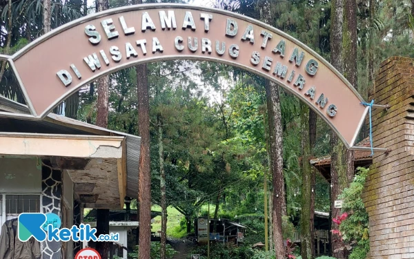 Foto Gerbang kawasan wisata Curug Semirang. (Foto: Husni Habib/Ketik.co.id)