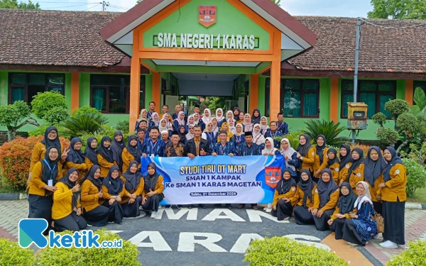 Foto Foto bersama di acara studi tiru pengelolaan DT Mart SMAN 1 Kampak ke SMAN 1 Karas (Foto: Athik for Ketik.co.id)