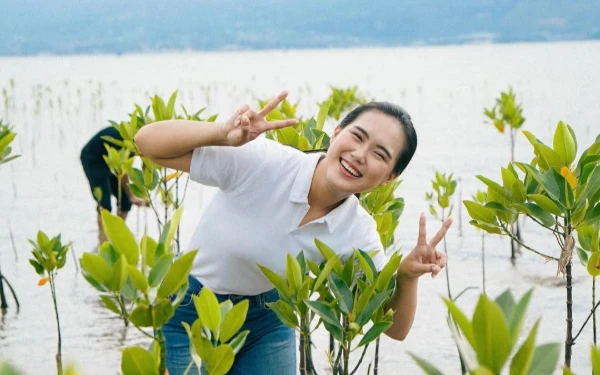 Thumbnail Berita - Jaga Pesisir Pantai, Puteri Danau Poso Sulteng 2022 Lovely Tolembo Tanam Pohon Mangrove