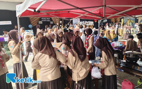 Foto Para siswa dan wali murid membanjiri bazar Classmeet SMAN 1 Prajekan (Foto: Raisa for Ketik.co.id)