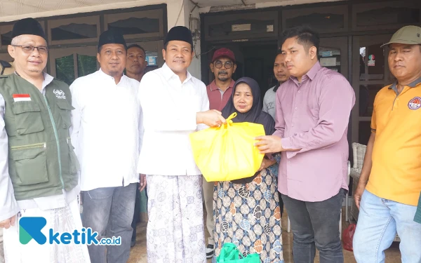 Foto Sumarningsih dengan ekspresi menerima bantuan dari Plt Bupati Subandi. (Foto: Kominfo Sidoarjo).