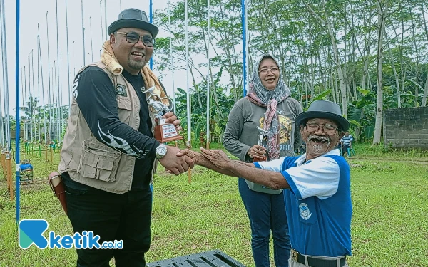 Foto Denny Indriawan Cilacap Pemenang Juara 2 Liga Perkutut Piyik Cilacap. ( foto : Nanieko/ketik.co.id )