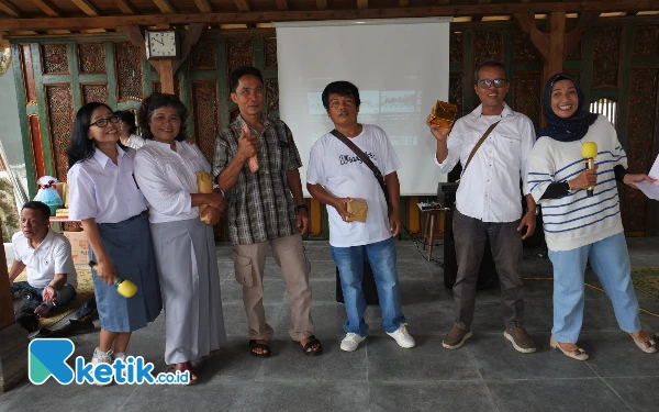 Foto Reuni dengan dress code nuansa SMA berlangsung full doorprize dan tidak dinyana banyak dihadiri oleh para alumni. (Foto: A Fajar / Ketik.co.id)