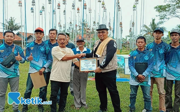 Foto Ketua DIM LAW OFFICE,Denny Indriawan menerima Sertifikat Untuk Sponsor Utama Liga Perkutut Piyik Cilacap. ( foto : Nanieko/ketik.co.id )