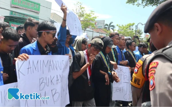 Foto Mahasiswa Jombang menyampaikan penolakan PPN 12 persen di depan kantor DPRD Jombang, 30 Desember 2024. (Foto: Karimatul Maslahah/Ketik.co.id)