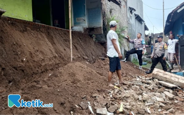 Foto Warga terdekat ikut bantu.(Foto;Umam/ketok.co.id