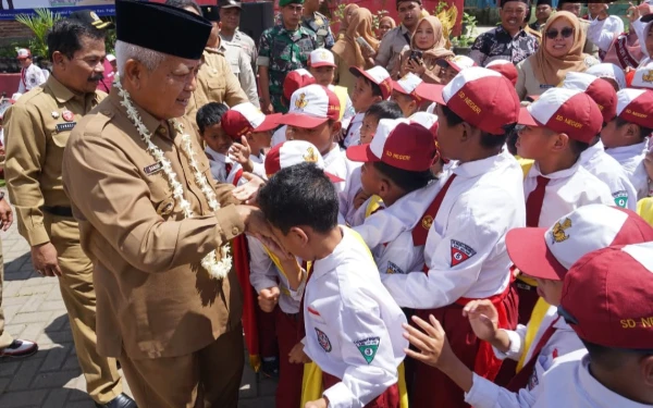 Foto Bupati Malang Sanusi dan Kepala Dinas Pendidikan Kabupaten Malang saat Uji Coba Makan Bergizi Gratis. (Foto: Prokopim Kabupaten Malang)