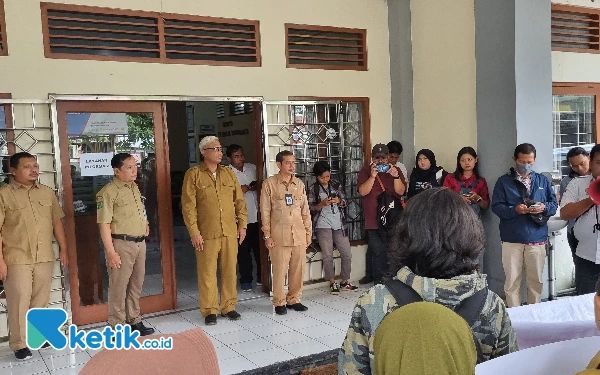 Foto Kepala Disnakertrans DIY Aria Nugrahadi didampingi Kabid Hubungan Industrial dan Jaminan Sosial Tenaga Kerja R Darmawan, Kabid Pengawasan Amin Subargus dan Kasubbag Umum Disnakertrans DIY Aris Sujatmiko saat menemui peserta aksi. (Foto: Fajar Rianto / Ketik.co.id)