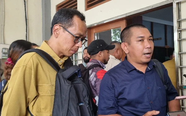 Foto Noval Satriawan (kanan) Sekretaris Pimpinan Daerah FSP NIBA–SPSI yang juga
Ketua Tim Penasehat Hukum karyawan yang di PHK bersama Ketua Serikat Pekerja PT Taru Martani Suharyanto. (Foto: Fajar Rianto / Ketik.co.id)