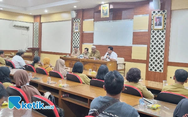 Foto DPD KSPSI DIY saat melakukan audensi dengan Kepala Disnakertrans DIY dan jajarannya terkait perselisihan Hubungan Industrial dan Union Busting di PT Taru Martani dengan Serikat Pekerja PT Tarumartani. (Foto: Fajar Rianto / Ketik.co.id)