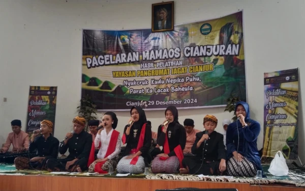 Thumbnail Gelaran Mamaos Cianjuran yang diadakan di Gedong Guru, Jalan Aria Cikondang, Kabupaten Cianjur, menjadi momen penting untuk memperkenalkan kembali seni tradisional Sunda kepada generasi muda (Foto: Yayasan Pangrumat Jagat Cianjur)