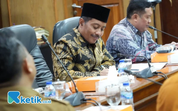 Foto Ketua Komisi D DPRD Sidoarjo Dhamroni Chudlori memimpin hearing bersama Wakil Ketua Komisi D Bangun Winarso. (Foto: Amar/DPRD Sidoarjo)