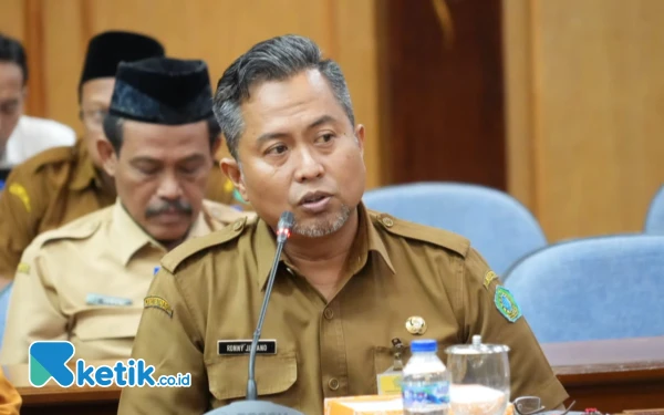 Foto Ronny Juliano memaparkan data dan konsep tentang ATS saat hearing dengan Komisi D DPRD Sidoarjo. (Foto: Amar/DPRD Sidoarjo)