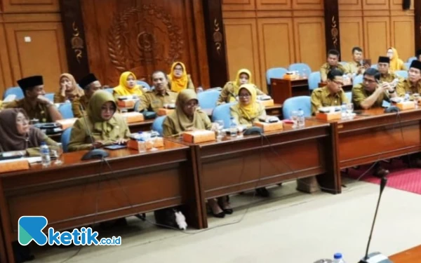 Foto Para kepala SMP negeri se-Kabupaten Sidoarjo yang diundang hearing oleh DPRD Sidoarjo. (Foto: Fathur Roziq/Ketik.co.id)