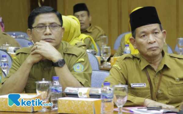 Foto Kepala SMPN 2 Sidoarjo Drs Qodim MSi (kiri) dan Kepala SMPN 1 Sidoarjo Matnuri SPd MM menghadiri menyimak penjelasan pimpinan DPRD Sidoarjo. (Foto: Fathur Roziq/Ketik.co.id)