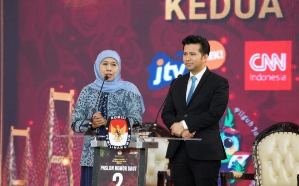 Foto Khofifah Indar Parawansa dan Emil Elestianto Dardak dalam Debat Pilgub Jatim 2024. (Foto: KPU Jatim)