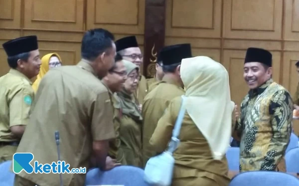 Foto Ketua Komisi D DPRD Sidoarjo Dhamroni Chudlori berbincang dengan para kepala SMP negeri setelah hearing di DPRD Sidoarjo. (Foto: Fathur Roziq/Ketik.co.id)