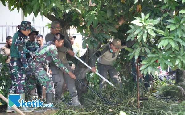 Foto Personel TNI dari Kodim Sidoarjo dan Satpol PP bahu-membahu membersihkan sungai bersama pegawai Dinas PU Bina Marga, Dinas Perkim, dan masyarakat. (Foto: Sigit Kominfo Sidoarjo)