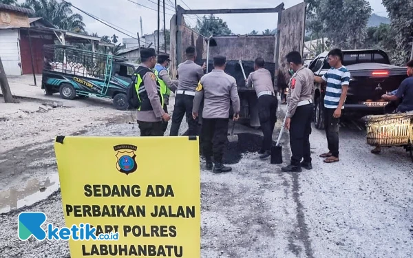 Thumbnail Berita - Jadi Biang Kemacetan, Satlantas Polres Labuhanbatu Timbun Lubang di Jalan Lintas Bandar Durian