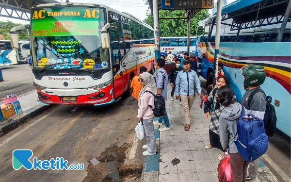 Foto Penumpang bus di Terminal Bungurasih telah mencapai puncaknya pada 27 Desember 2024 lalu. (Foto: Dimas Maulana/Ketik.co.id)